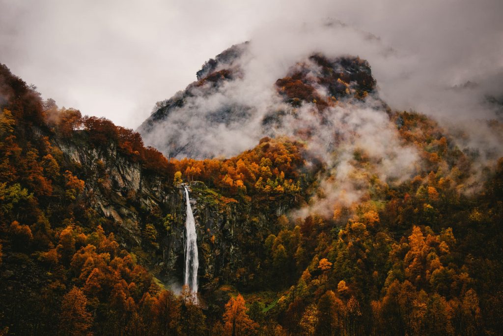 brouillard dans le tessin ticino en suisse avec cascade