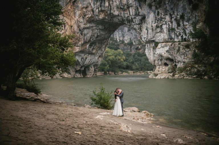 Farrah & Tim – an elopement by a river under the rain