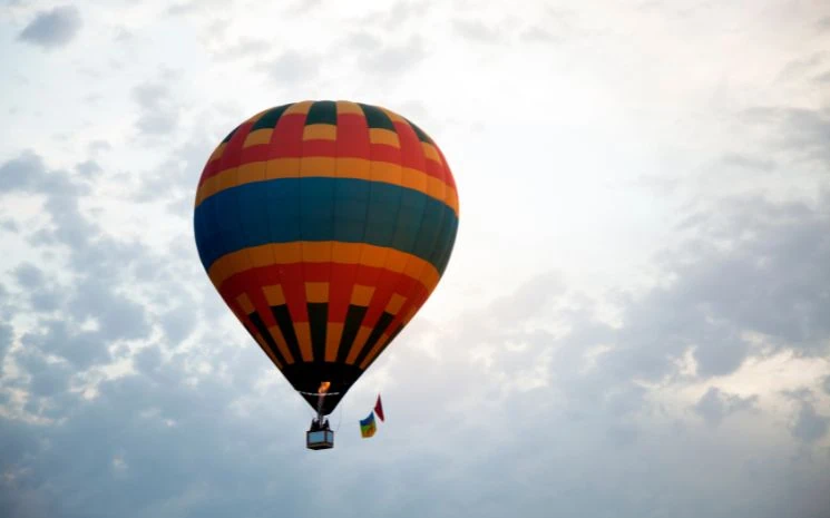 What to do on your Spain elopement - Hot air balloon ride over the Catalonia