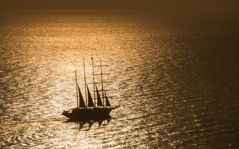 What to do on your Santorini elopement - sunset sailing