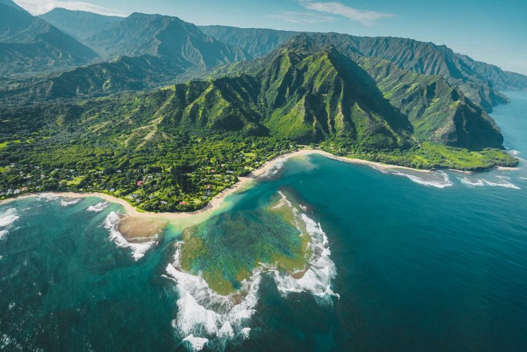 5 Hikes for an Adventurous Hawaii Elopement