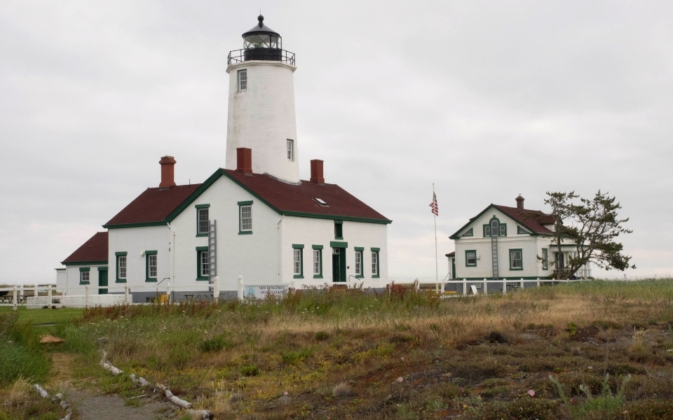 Activities to do on your Washington State elopement - Dungeness spit lighthouse art galleries