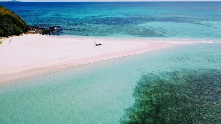 What to do during your Fiji elopement - Private island picnic