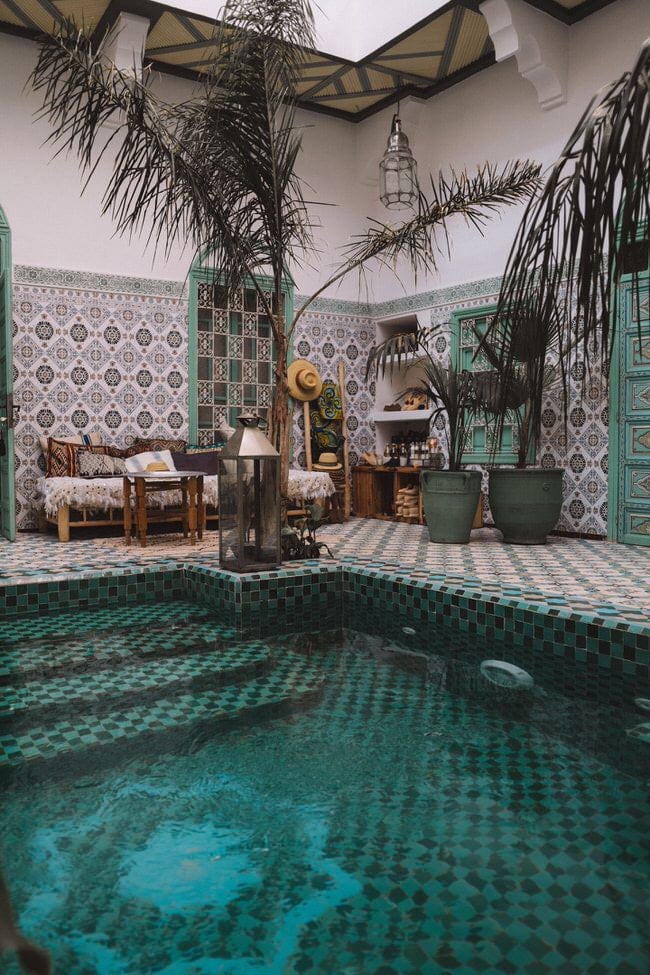 Your Morocco elopement guide, planner and photographer