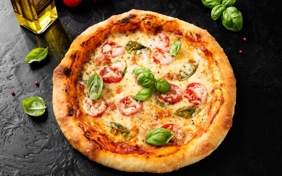 What to eat on your Italy elopement - pizza margherita