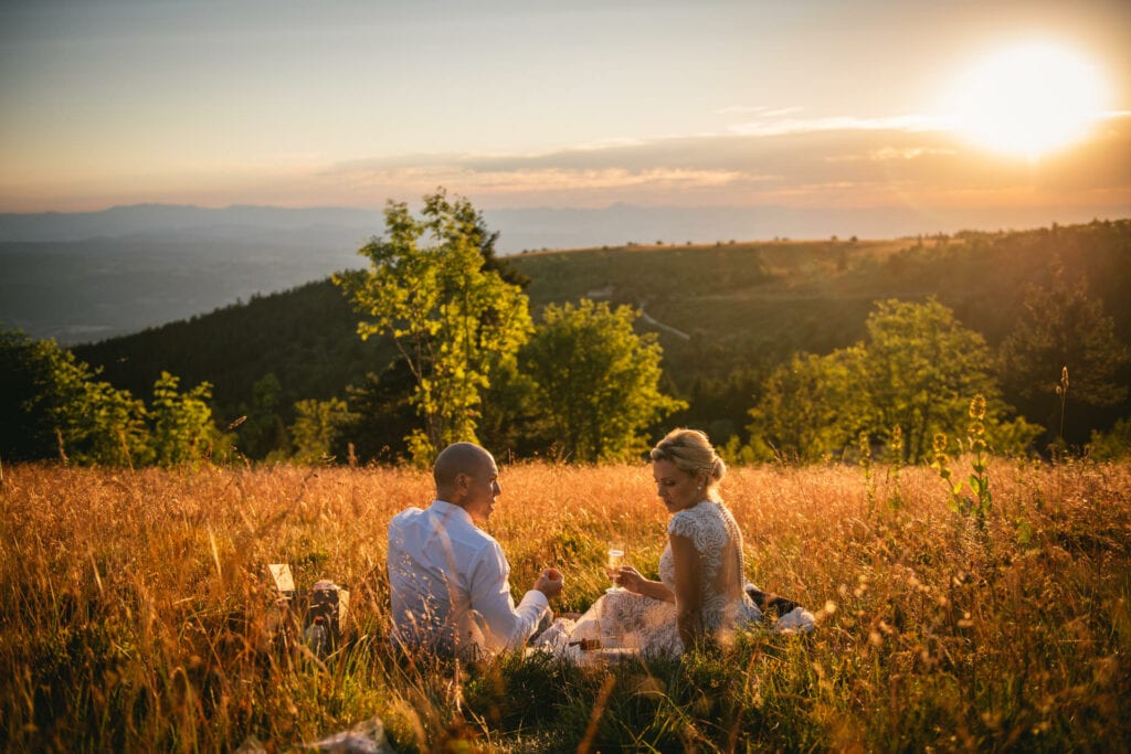 Sunset picnic after their elopement in Central France