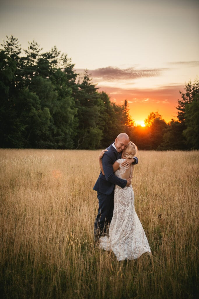 Bride and groom doing their first danse at sunset in a field after their elopement in Central France
