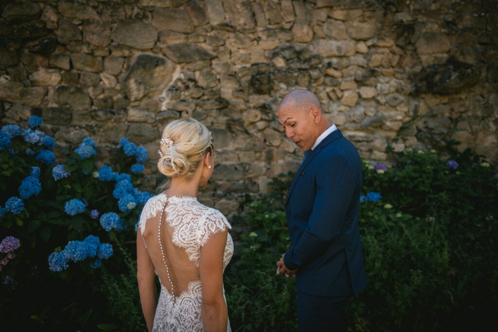 First look in front of a dry stone wall during an elopement in Central France