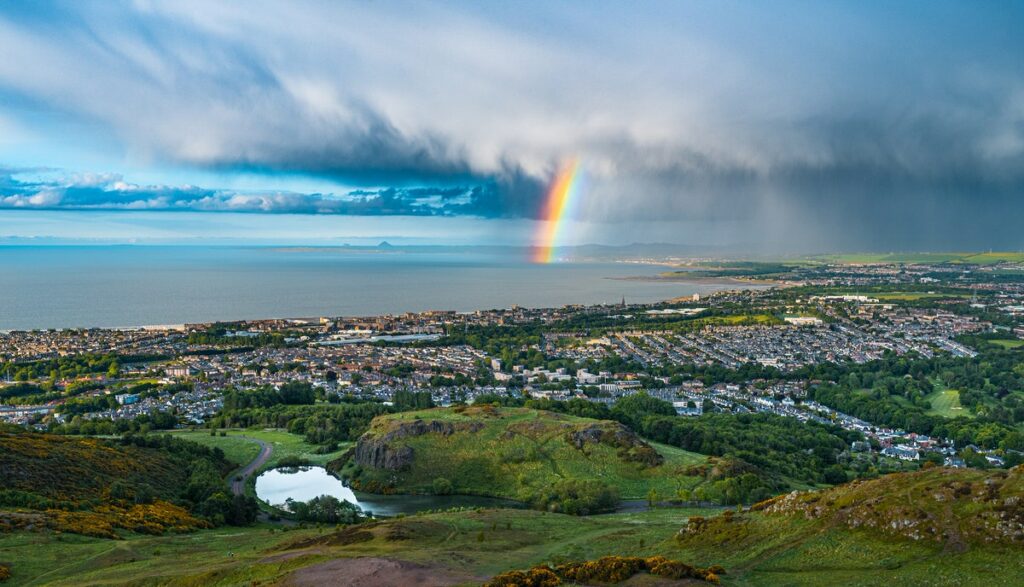 Arthur's seat, a beautiful cliff and greenery site perfect to elope in Edinburgh