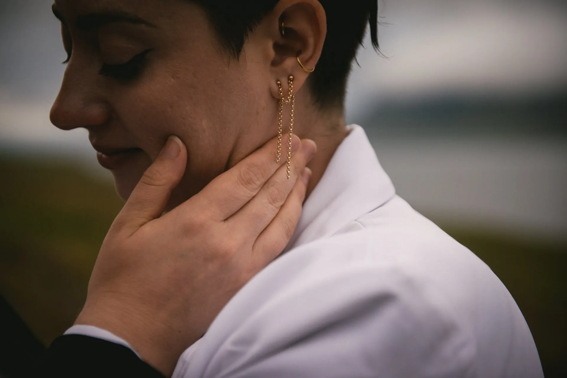 Hand details of a bride on her elopement day