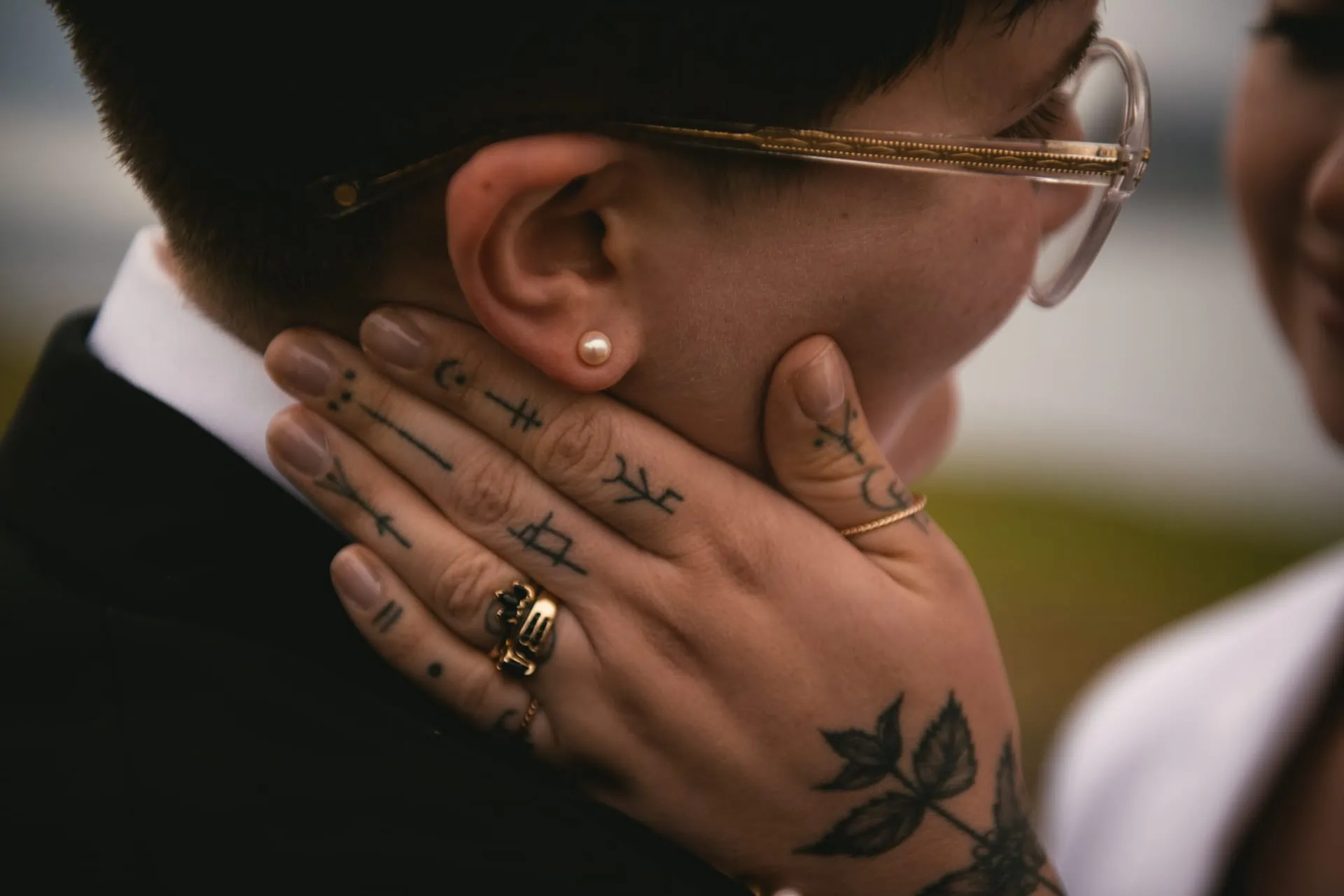 Hand details of a bride on her elopement day