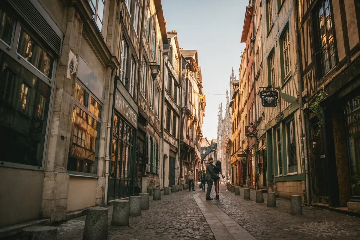 Couple in the streets of Rouen before their elopement in Normandy