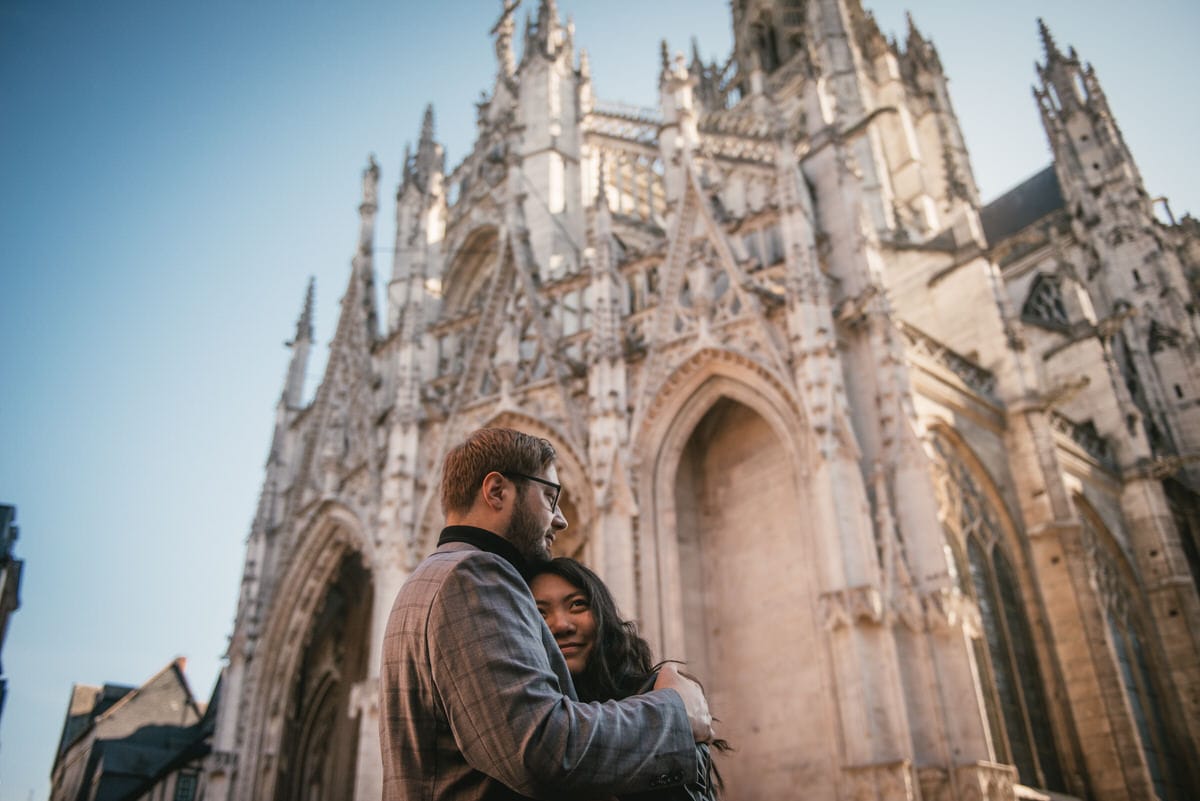 Couple in front of the Rouen cathedral before their elopement in Normandy