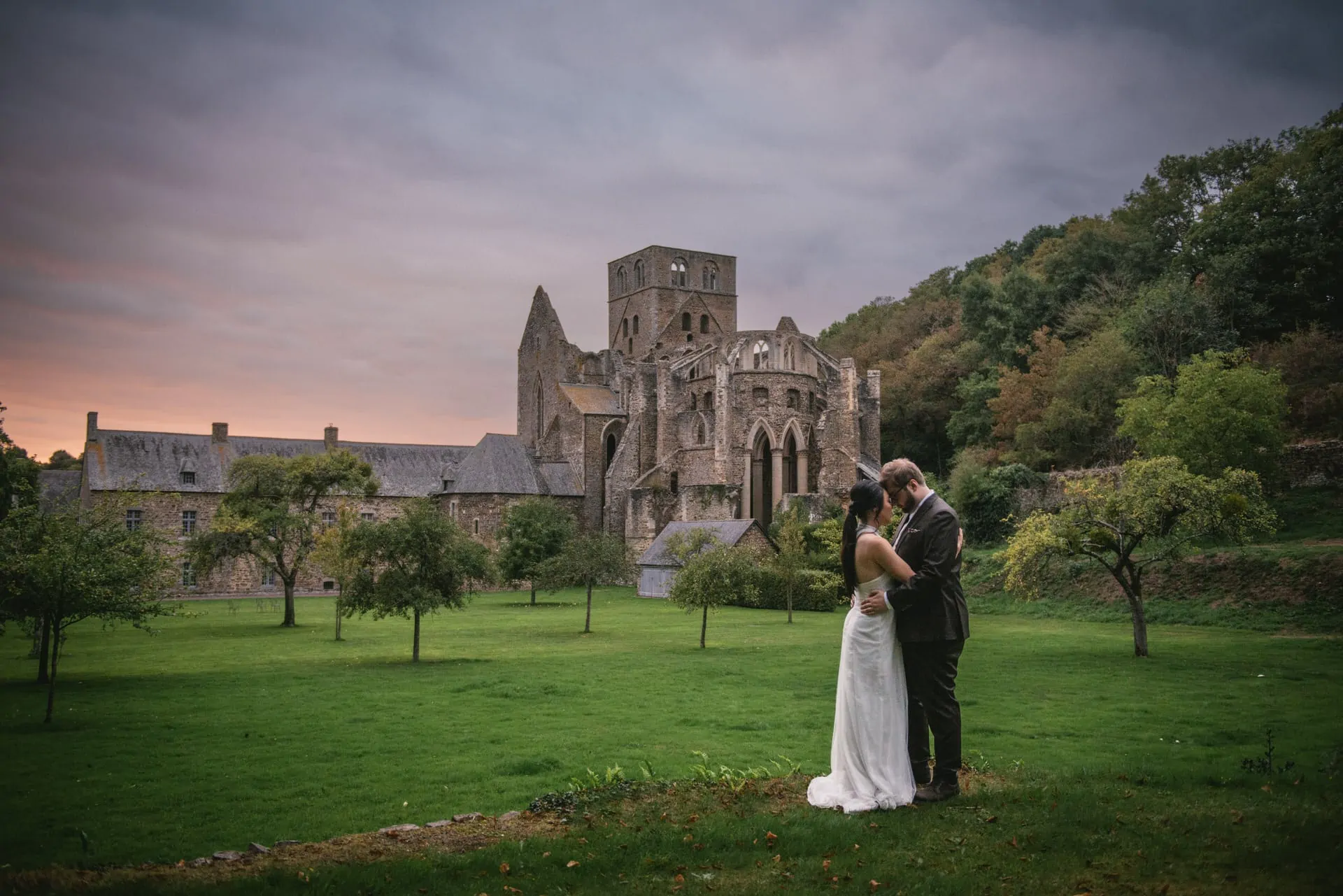 Couple eloping in Normandy at the Abbaye d'Hambye ruined chapel