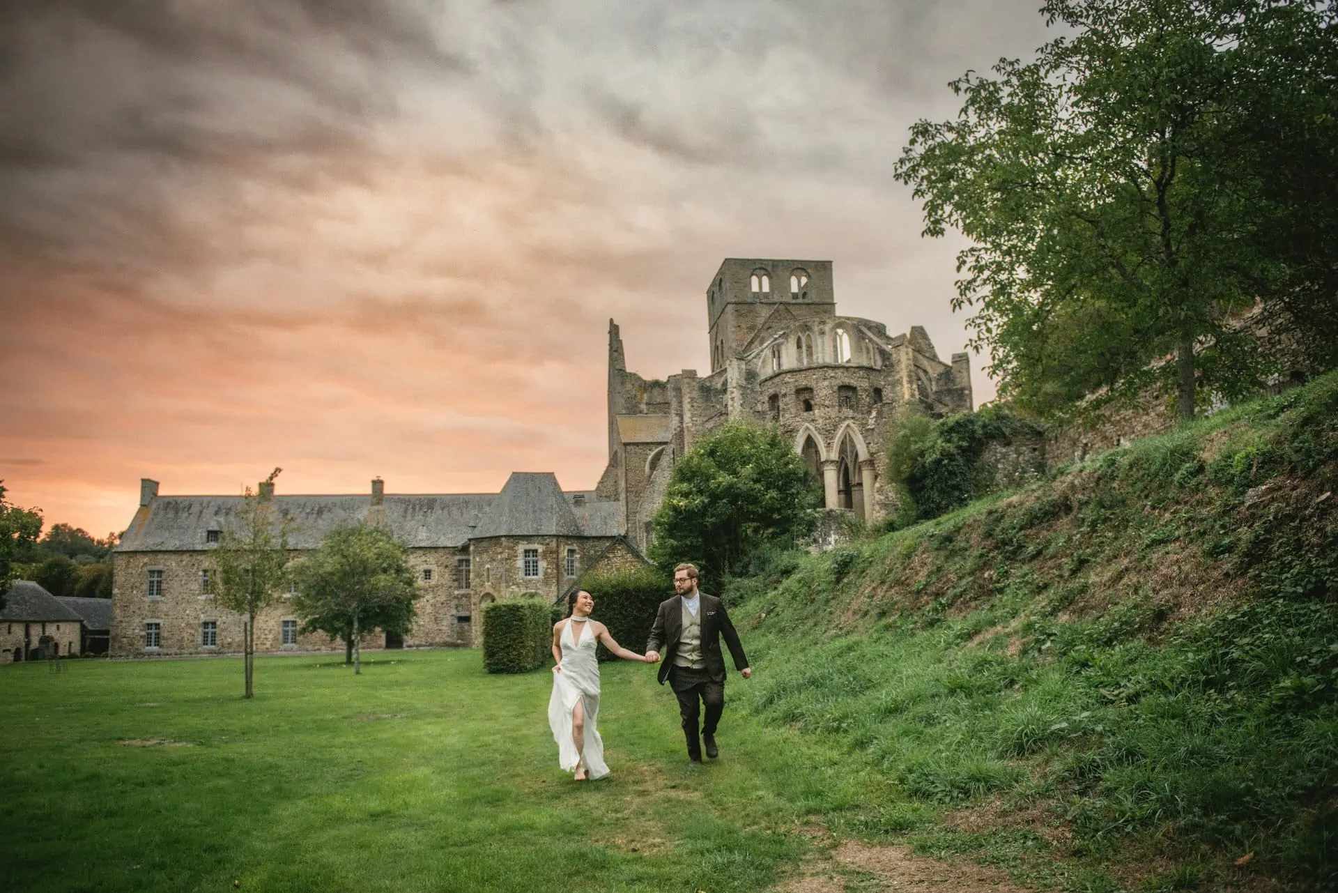 Couple eloping in Normandy at the Abbaye d'Hambye ruined chapel