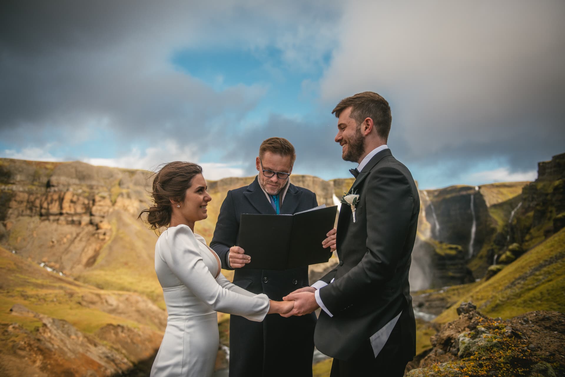 Elopement ceremony in Iceland by Haifoss