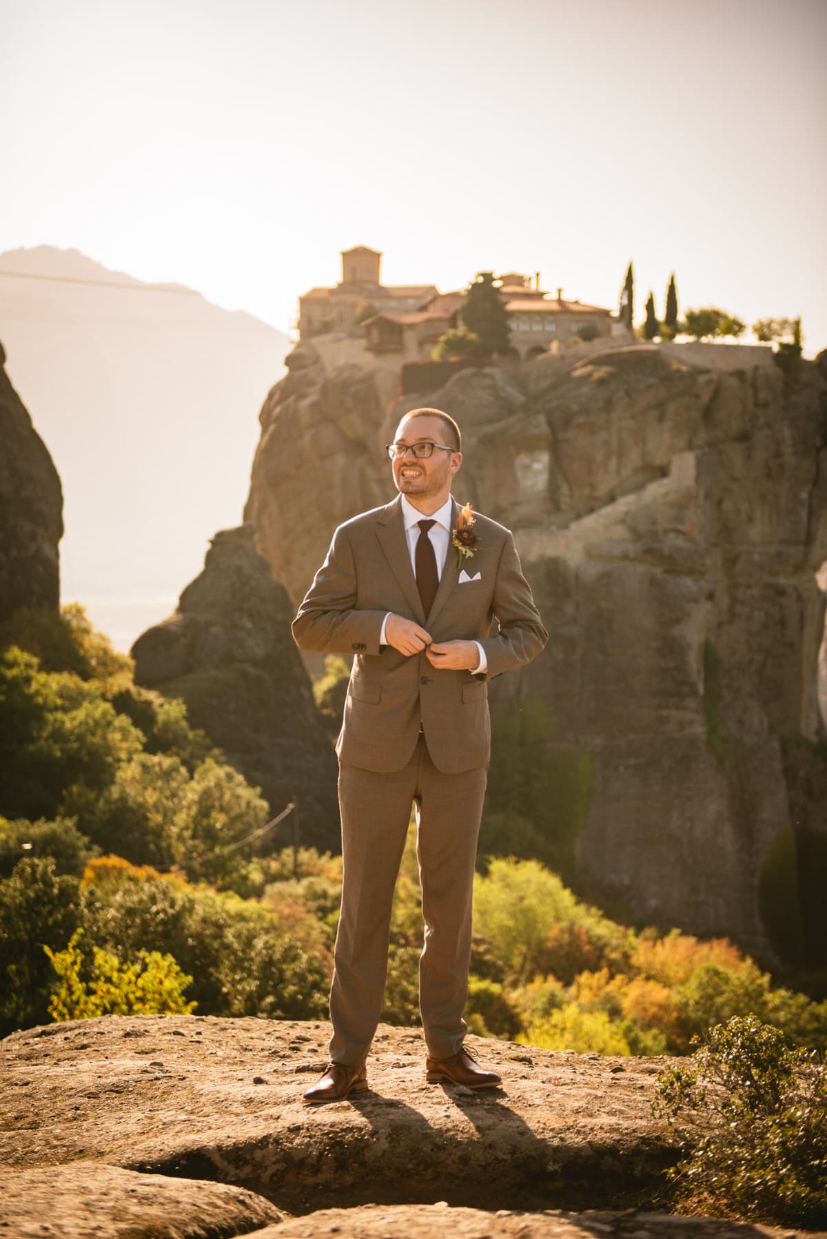 Groom posing on an elopement day in the Meteora