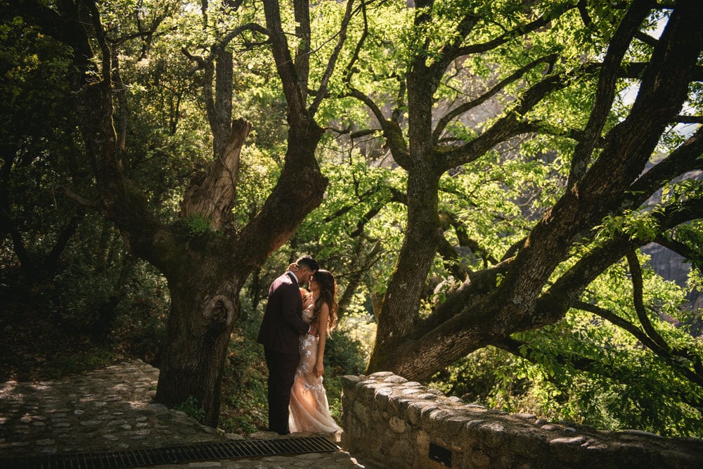 Couple hugging in a forest on an elopement day in the Meteora in Greece