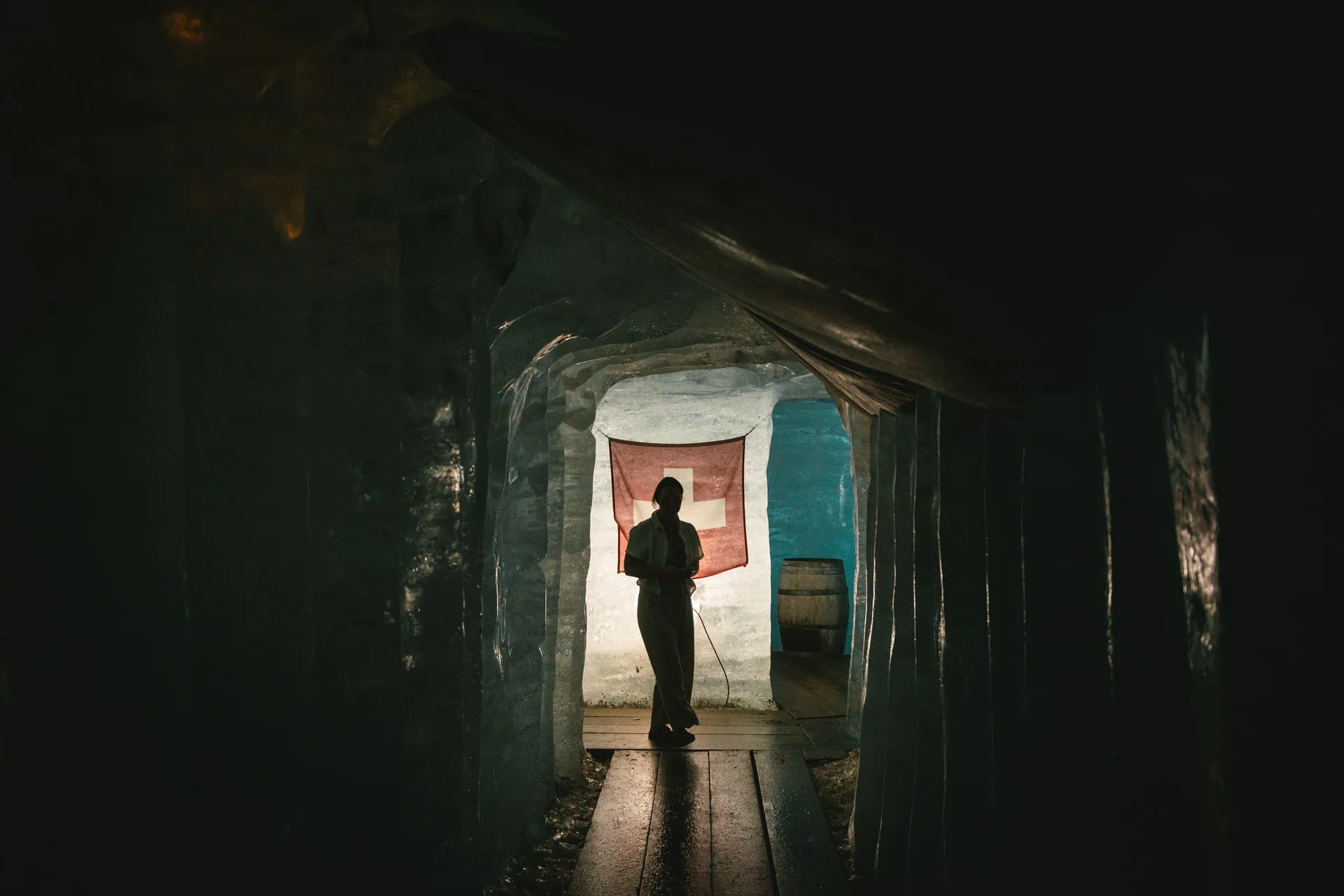 Peaks as witnesses, love's tale - a captivating hiking elopement.