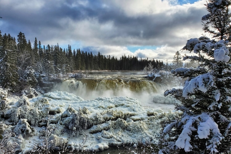 Where to elope in Manitoba - Pisew Falls Provincial Park