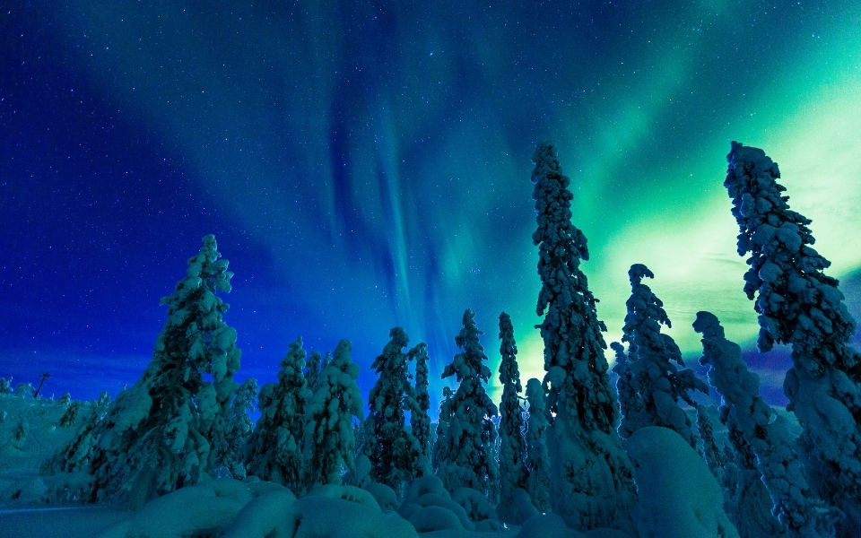Where to plan a northern lights elopement - Finland