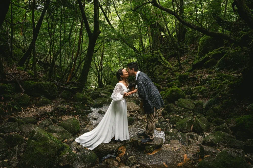 Yakushima wedding - couple kissing in the Shiratani Unsui Gorge