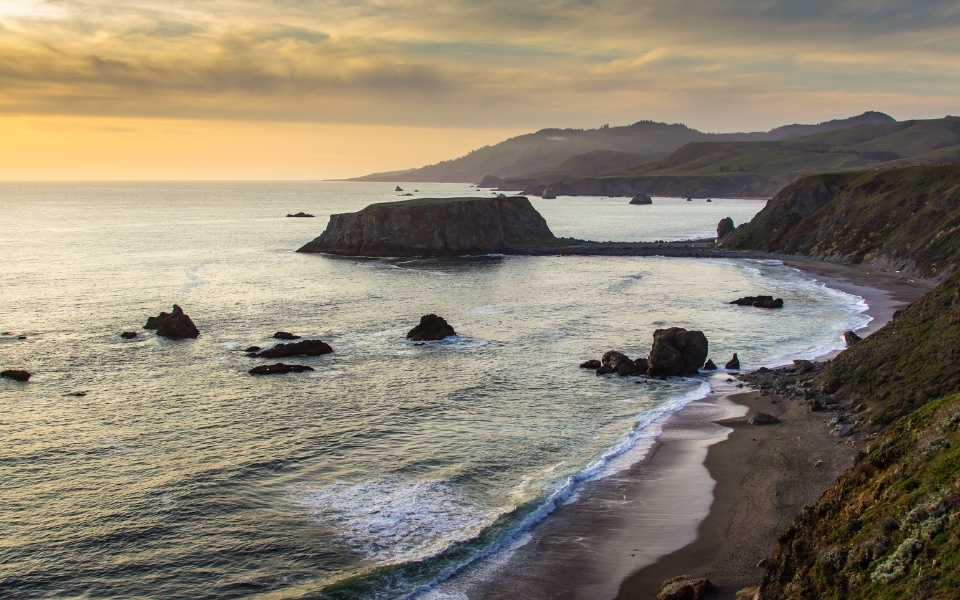 Elopement packages in California: Discover California's Rugged Coastlines and Majestic Cliffs