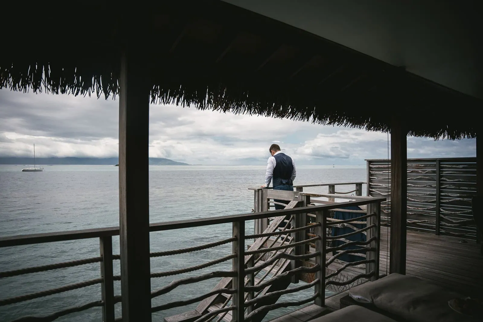 Groom waiting for the bride during his elopement in French Polynesia