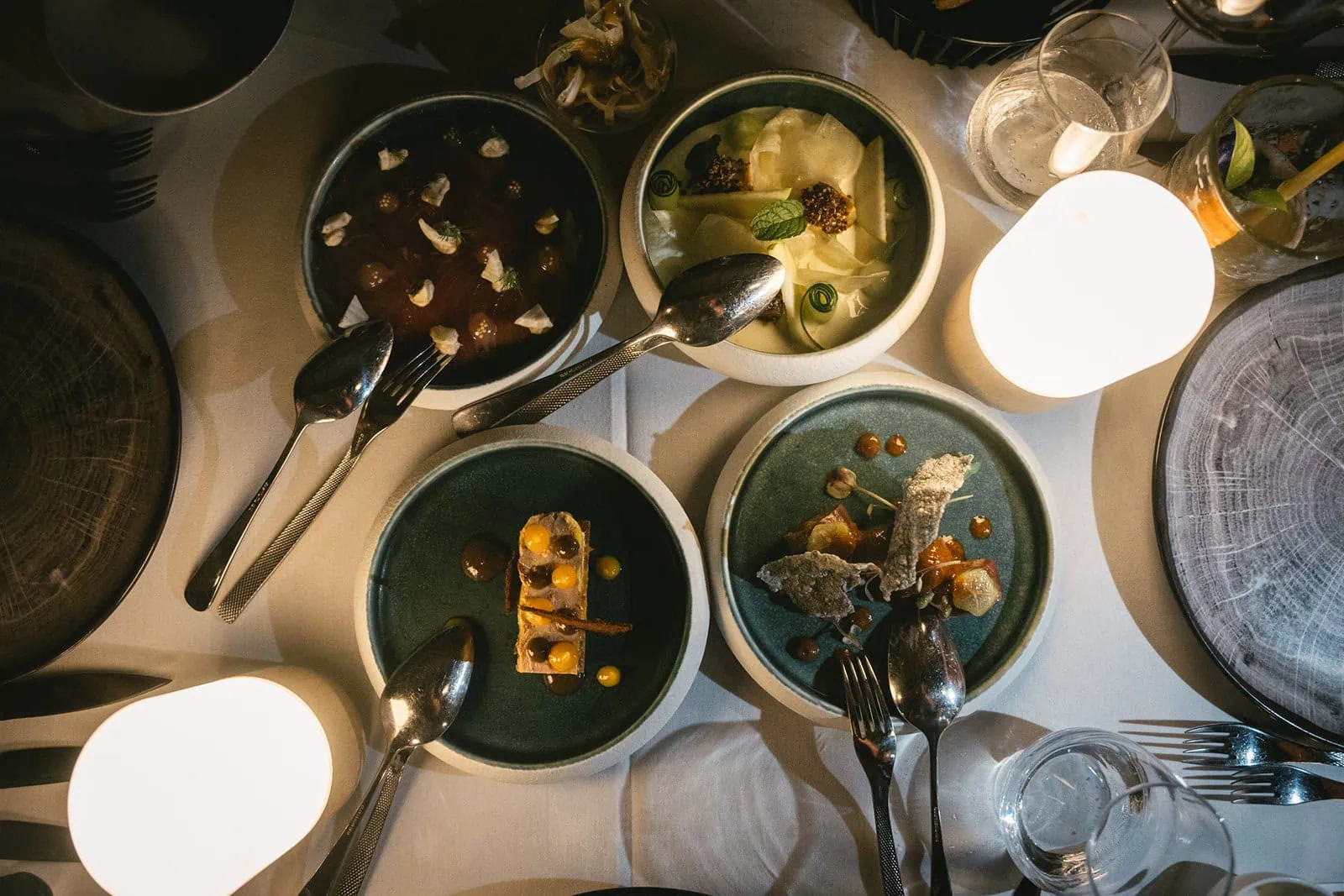 Elegant beachfront table setting for a post-elopement celebration in French Polynesia