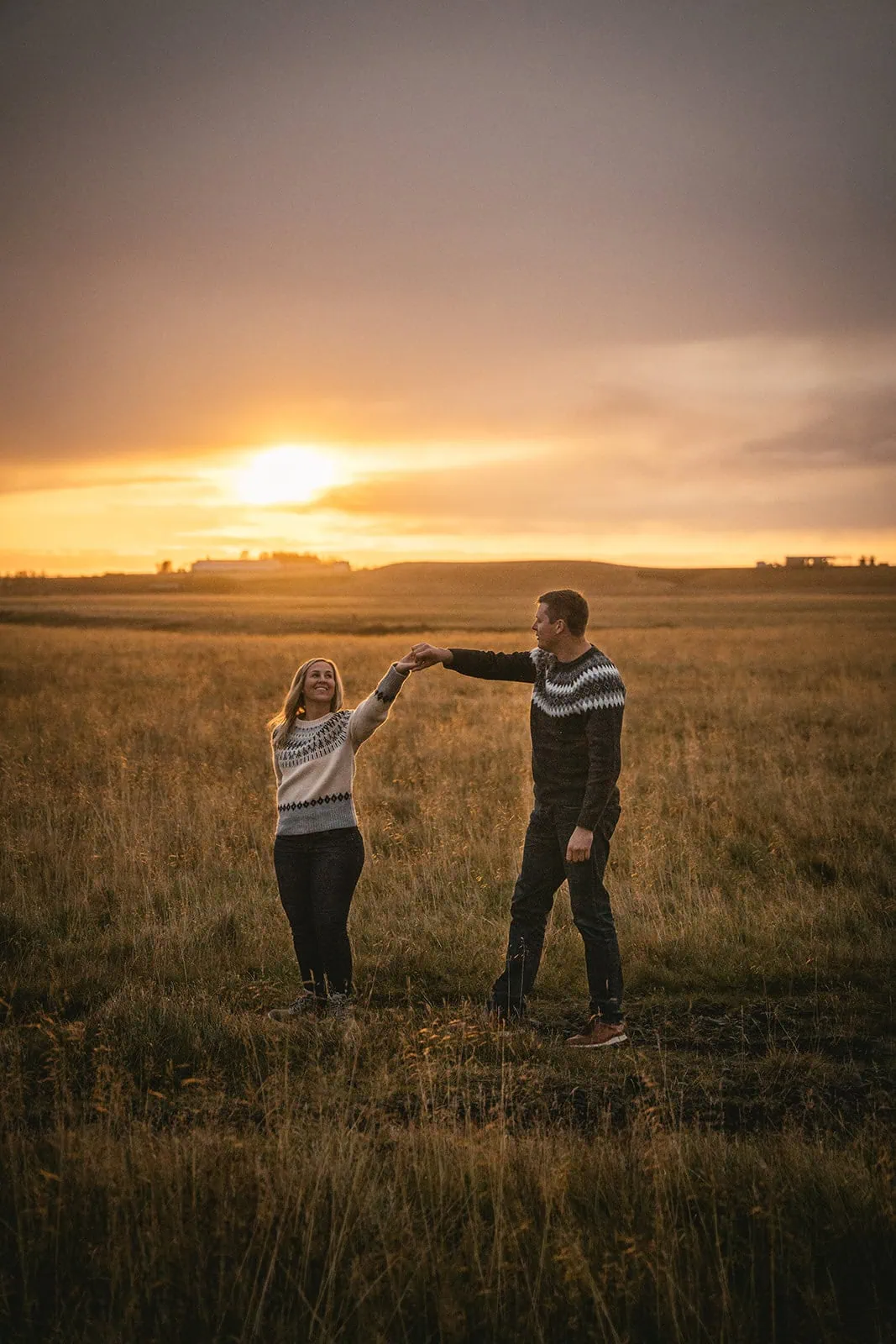An elopement on the south coast of Iceland - sunset photos in the rain