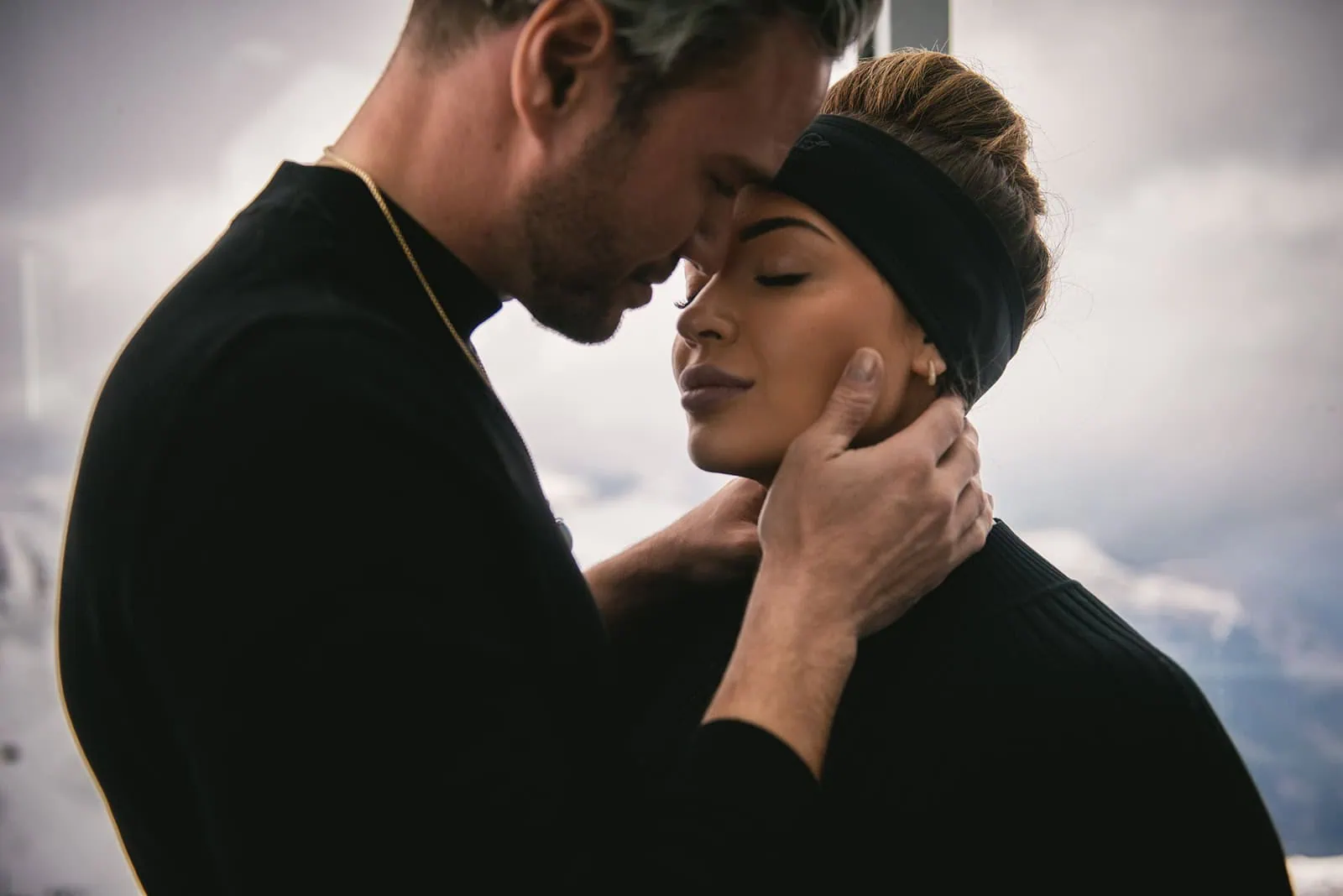 Elopement in the snow romantic gestures