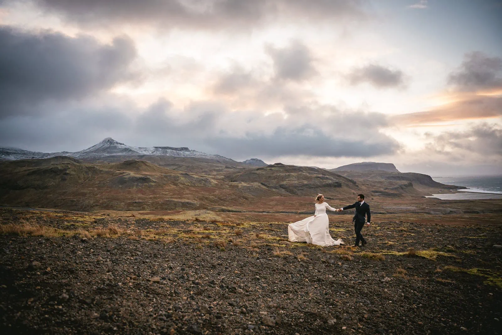 Bride and groom's silhouette in Iceland