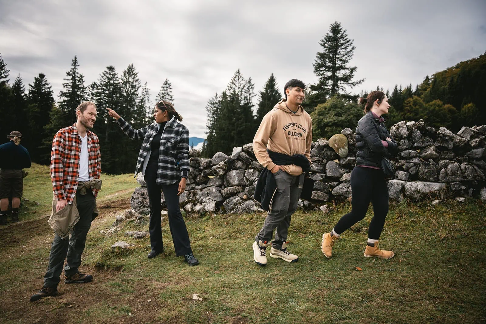 Newlyweds and their guests ready to start a hike in Austria, during their elopement adventure