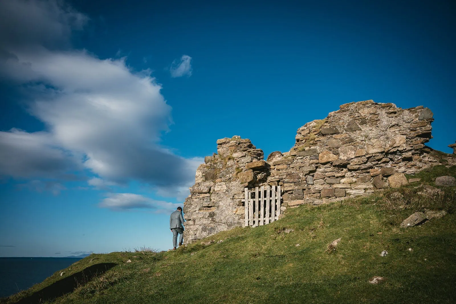 A castle in ruins in the Isle of Skye during a Scotland elopement