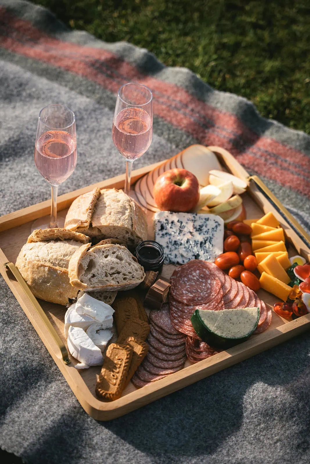 Couple’s romantic picnic during their Skye elopement, complete with Scottish shortbread and local cheese