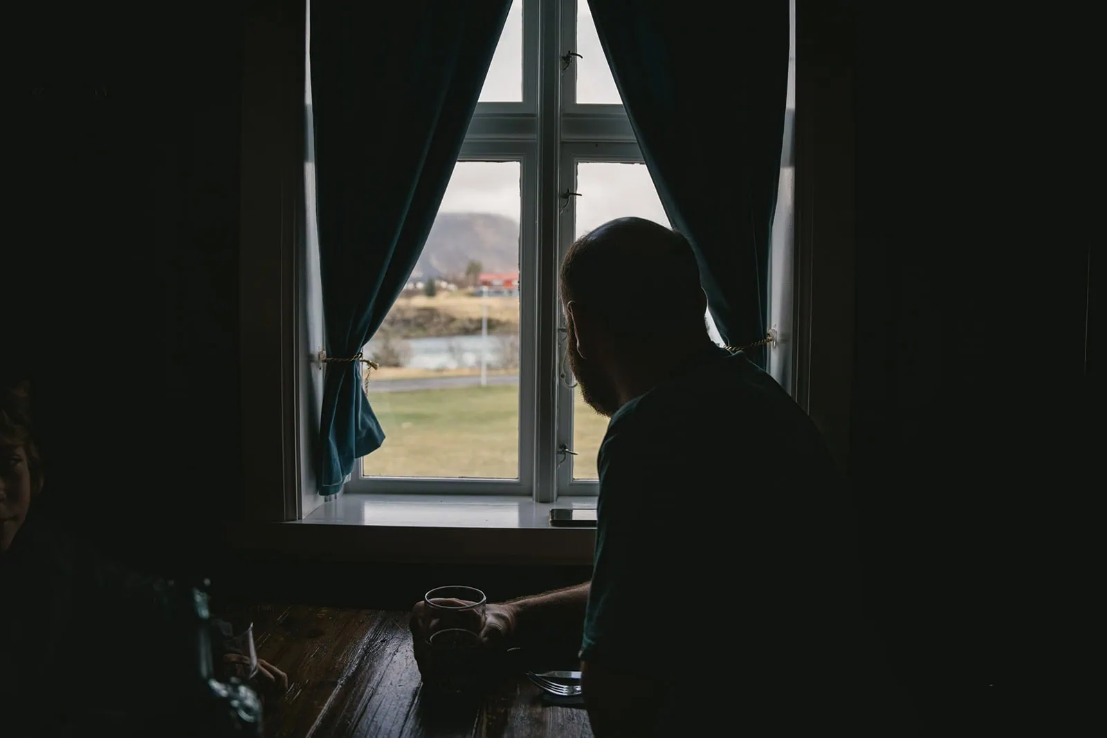 Silhouette of the groom in a restaurant during his Mulafjulfur elopement
