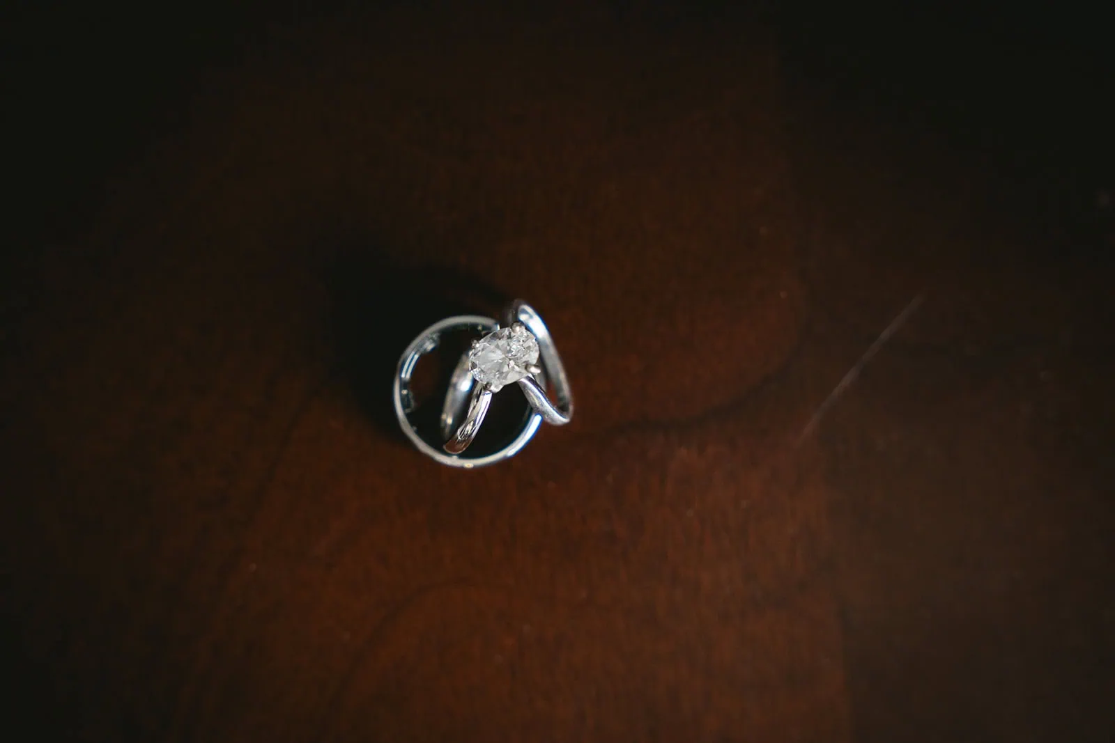 Close-up of the wedding rings in an Asturias elopement