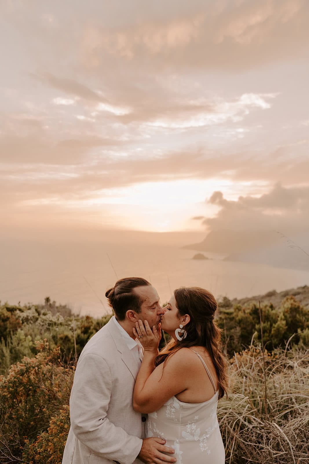 Sunset photoshoot overlooking the sea in Cinque Terre elopement