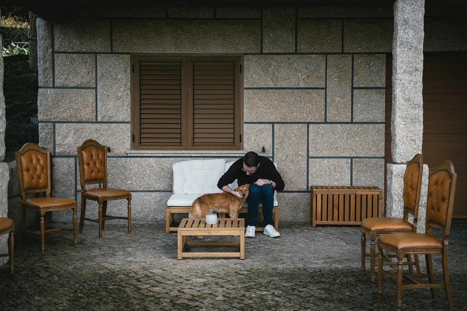 Quiet moment with the groom and a dog, a break in his Lisbon elopement
