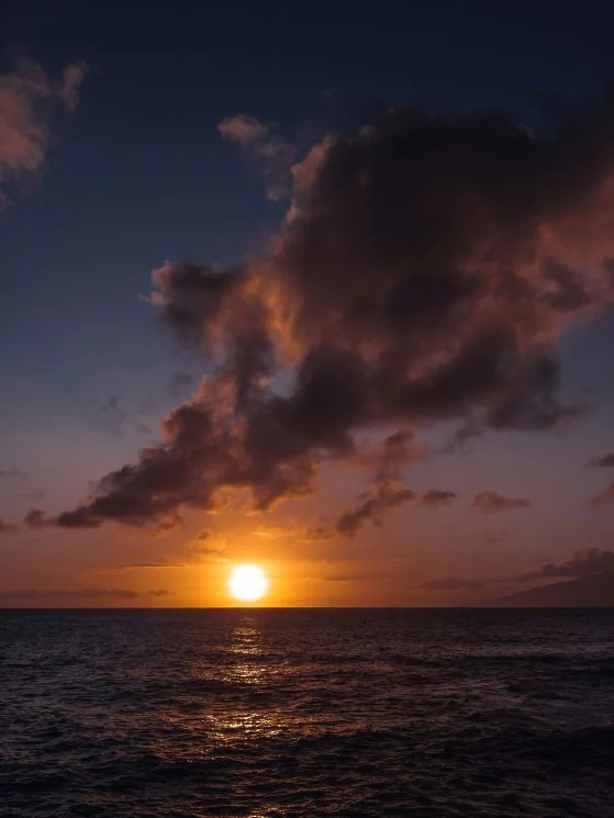 What to do during your Maui elopement - Sunset sailing trip
