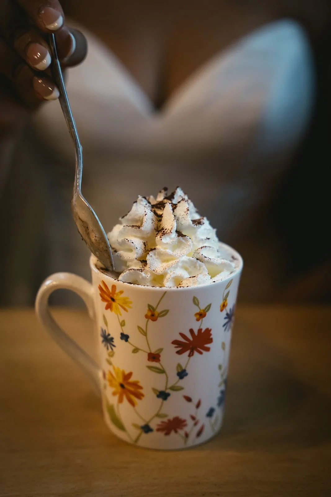 A sweet hot chocolate after the ceremony – Dolomites elopement warmth