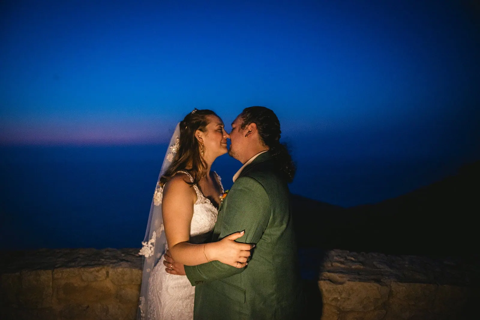 Between cliffs and stars, they chose each other – Rhodes Island elopement
