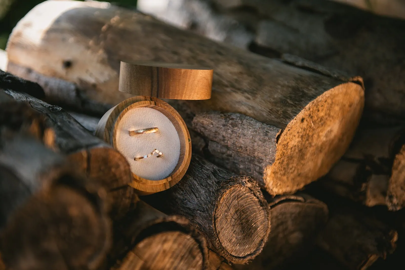 Close-up of the wedding rings in a Rhodes Island elopement