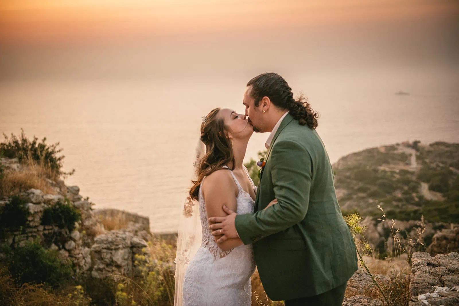 A first kiss as newlyweds under twilight’s watch – Rhodes Island elopement