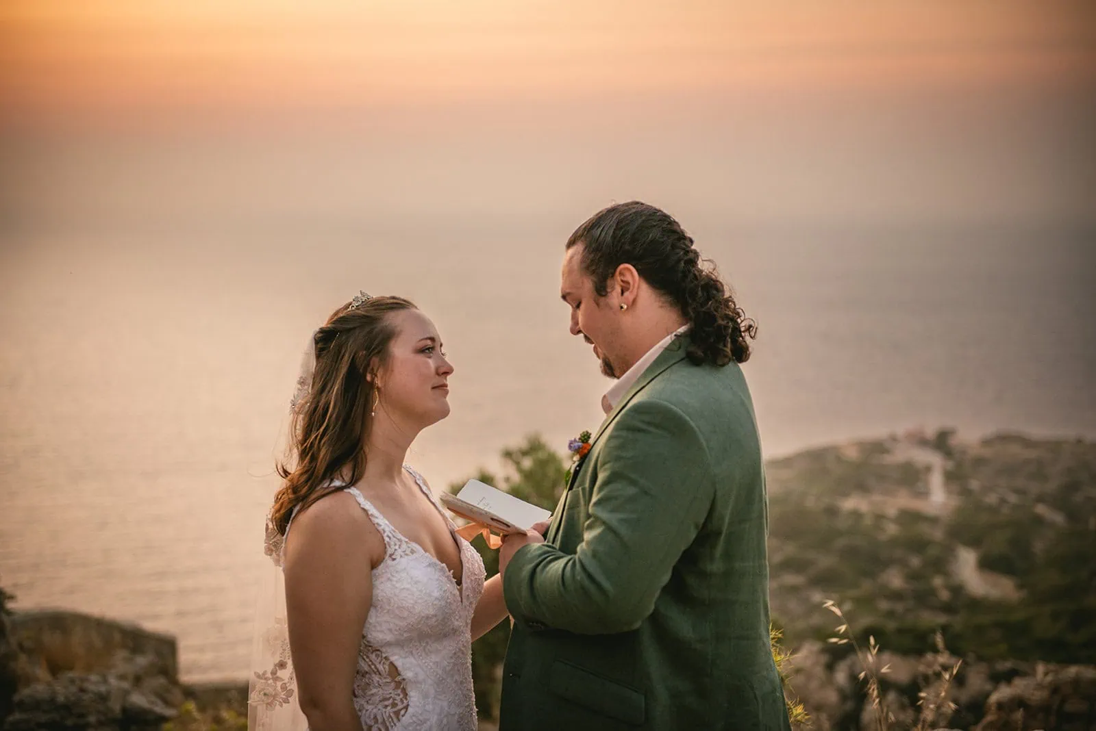 The sea watched as they said yes – Rhodes Island elopement grace
