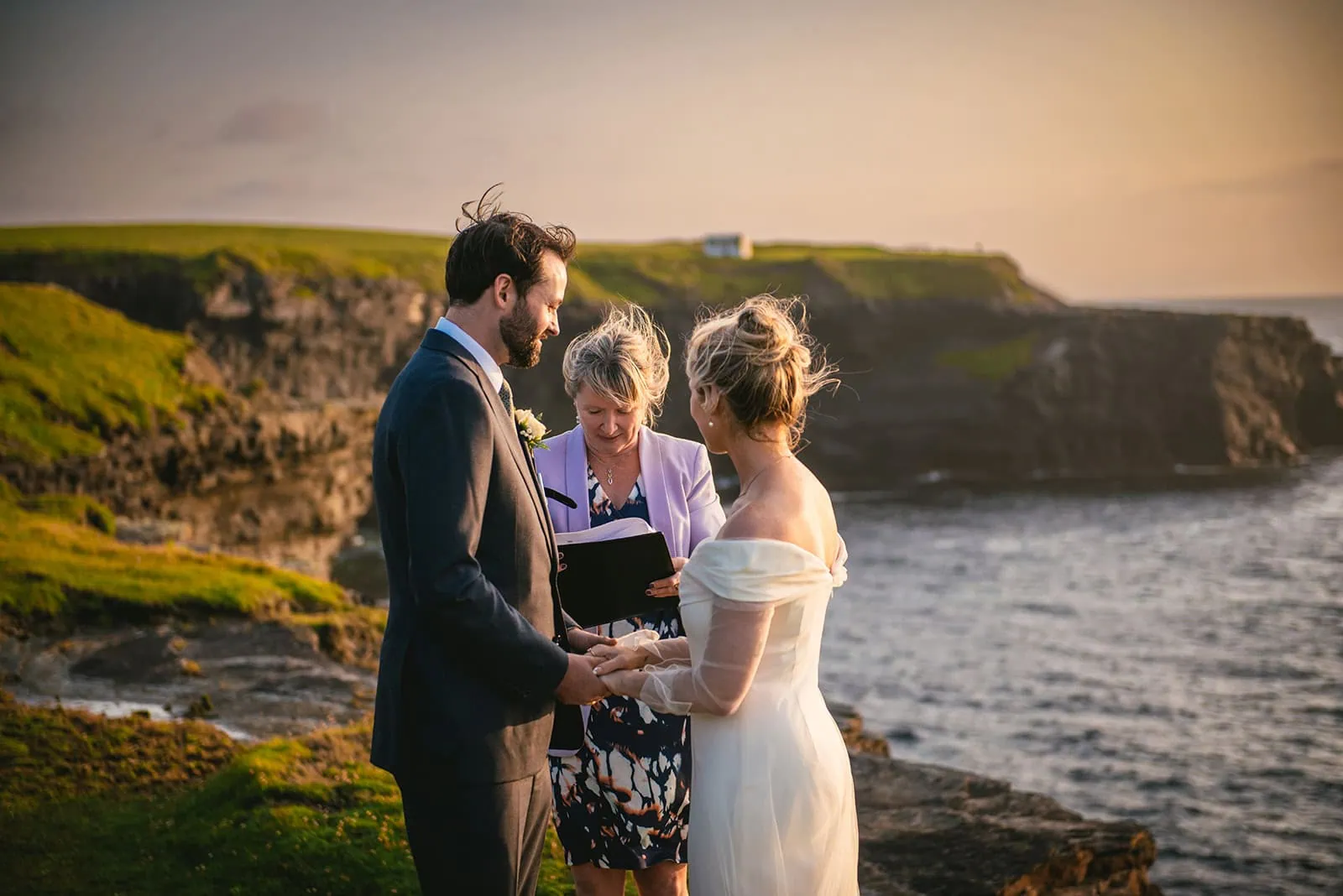 An heartful ceremony at sunset in an Ireland elopement