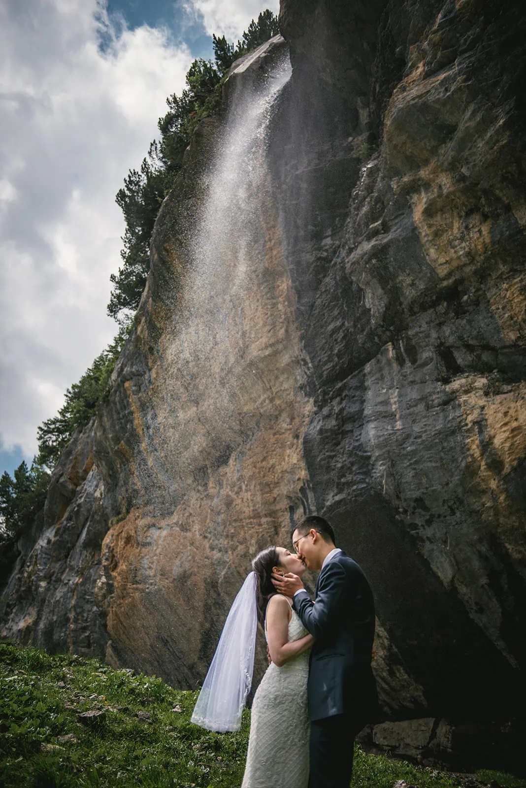 Glacial water and burning hearts—Oeschinensee elopement contrast at its finest