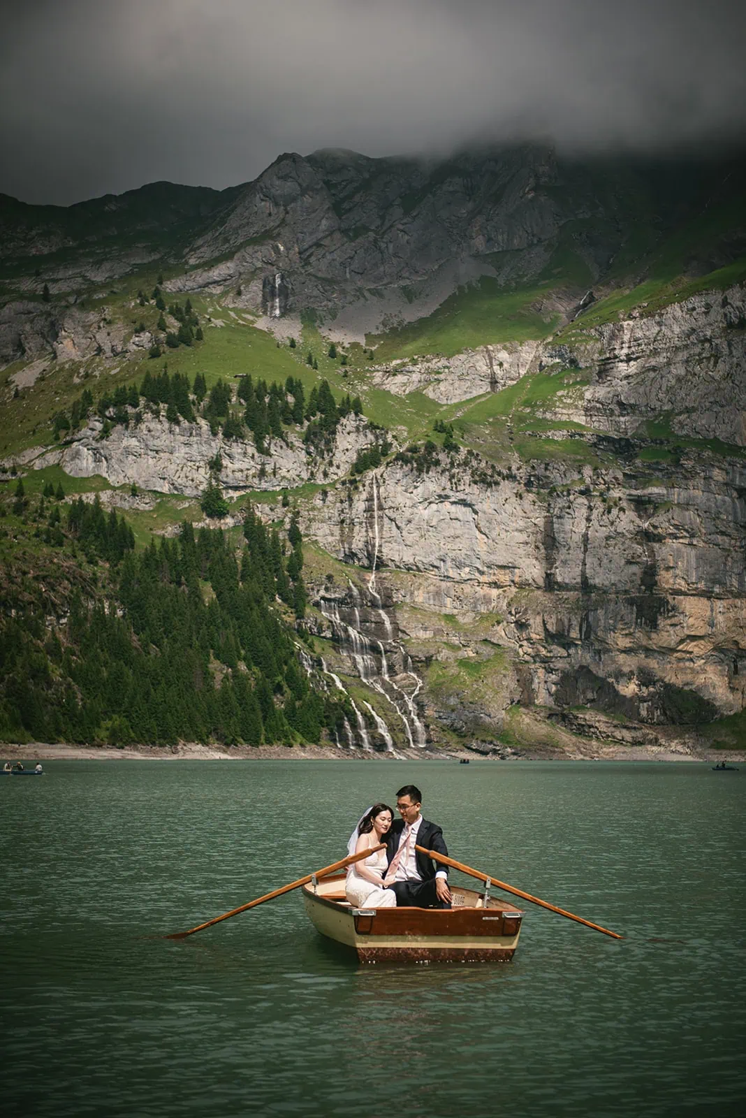 A quiet rowboat escape after the Oeschinensee elopement ceremony