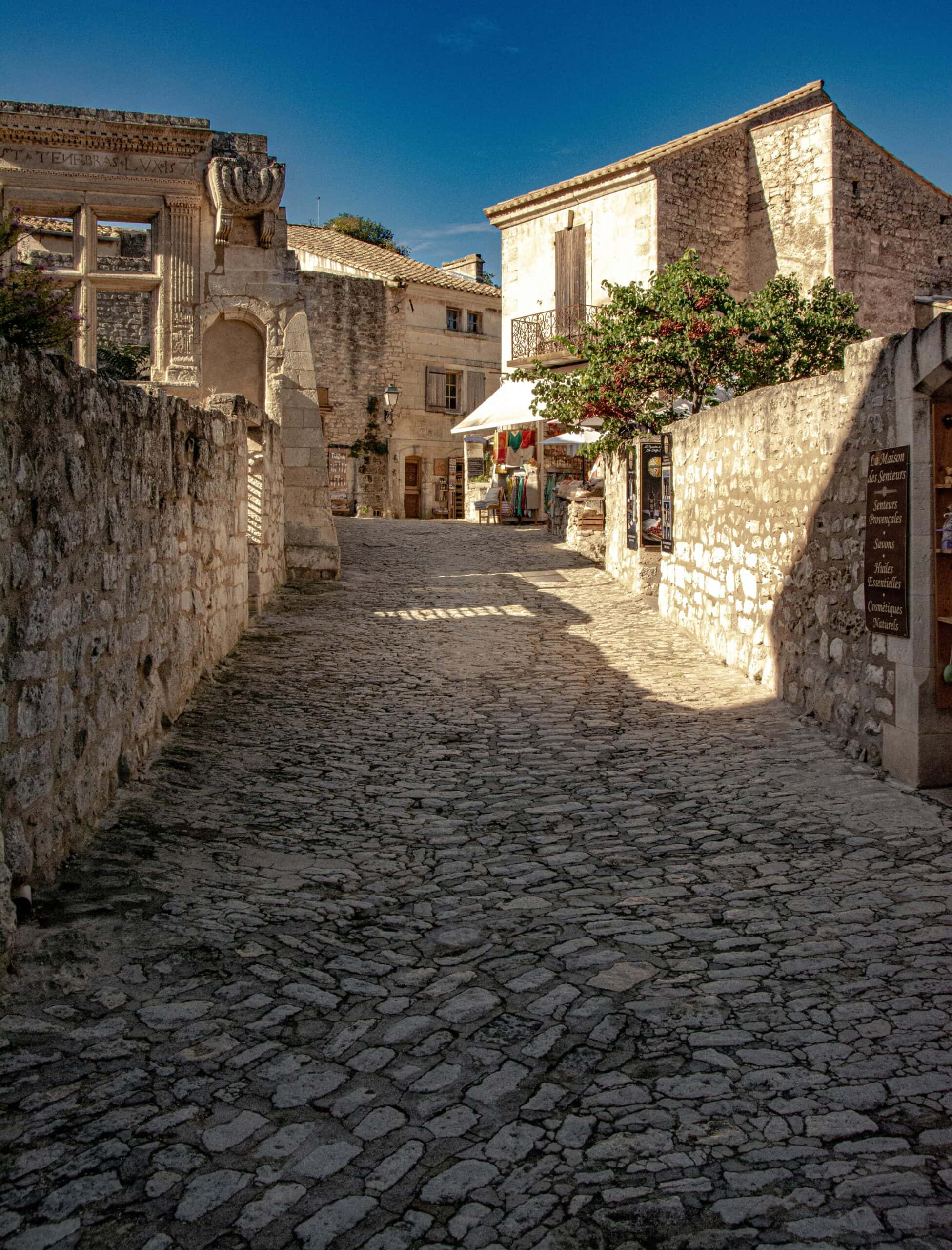 Hidden limestone paths in Provence for an elopement adventure