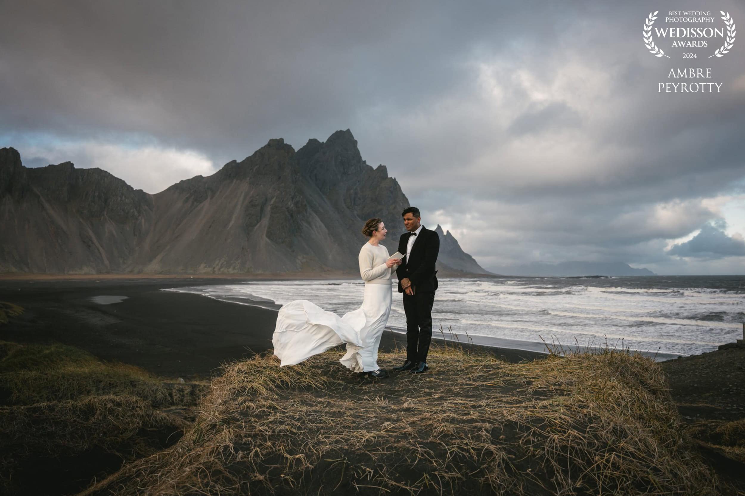 Elopement in Iceland with stunning mountain and ocean backdrop.